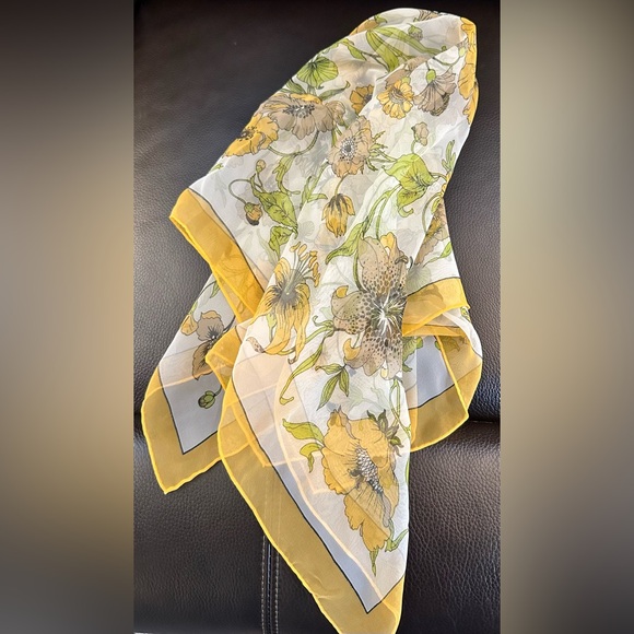 Vintage 30” x 30” tPolyester Scarf, Poppy Design. - Picture 9 of 12